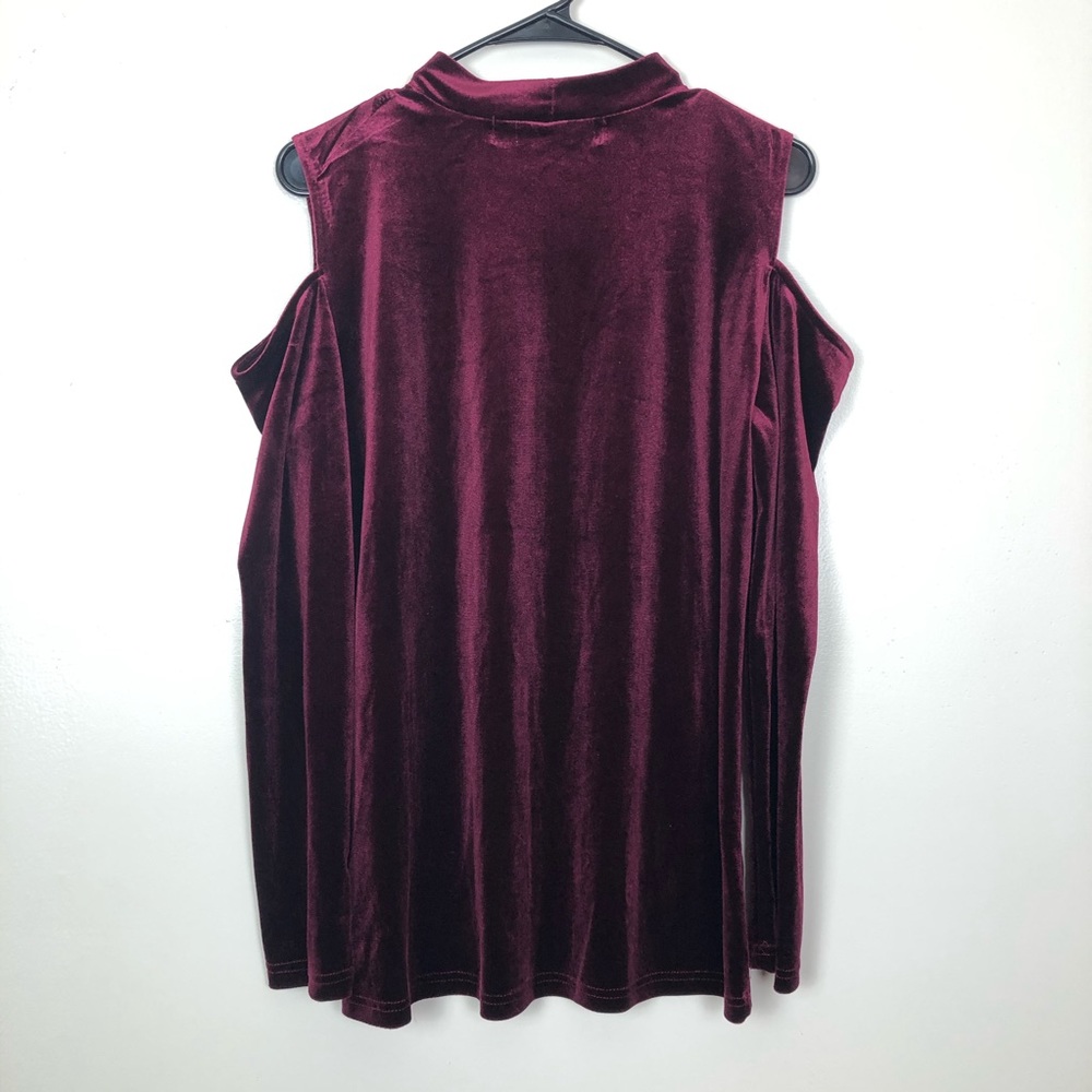 ✨Oona & Maud Top w/ Cut Out Shoulders✨ - Picture 4 of 5